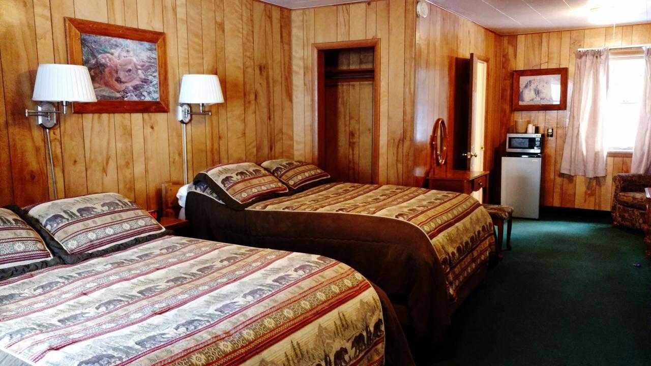 Dancing Bears Inn East Glacier Park Village Exterior photo